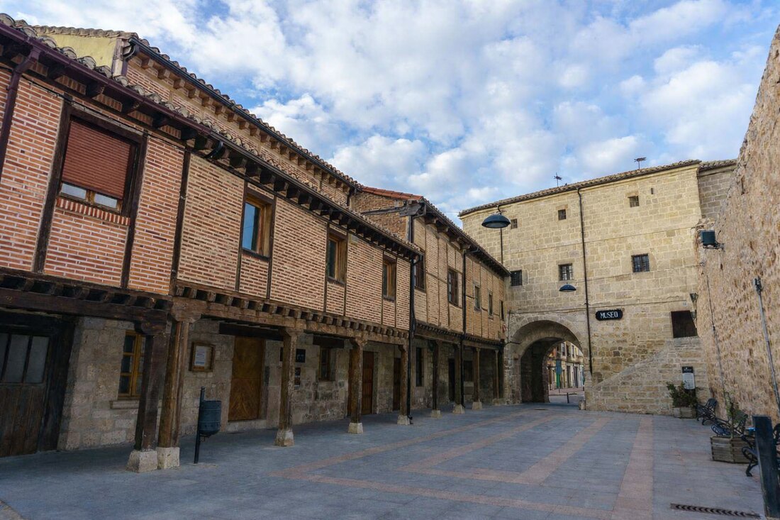 Soportales de piedra en el casco histórico de Villadiego